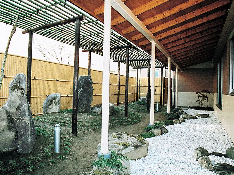 大小の医師が並べられた和風の庭園。右側には白い砂利が敷かれたスペースがある。