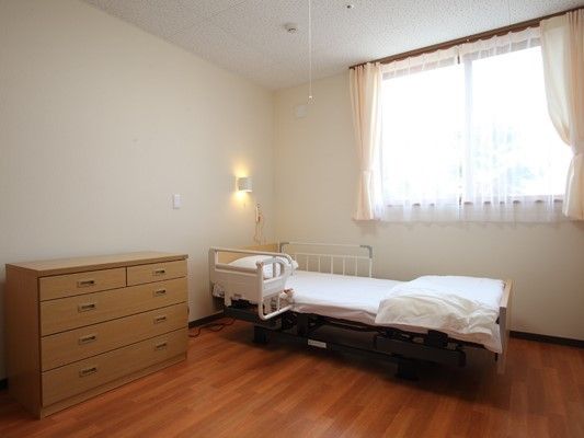 ベッドやチェストが置かれた居室には大きな窓が付き、明るい雰囲気。