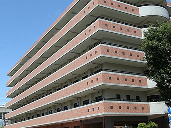 鉄筋コンクリート6階建ての建物である。全ての階に赤いレンガ風に装飾されたテラスが付いており、建物のアクセントになっている。