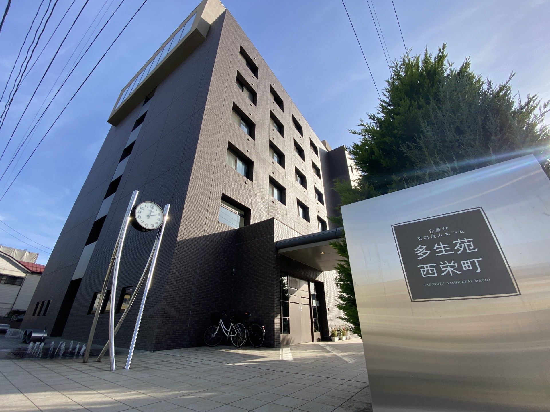 清潔感のある建物エントランス