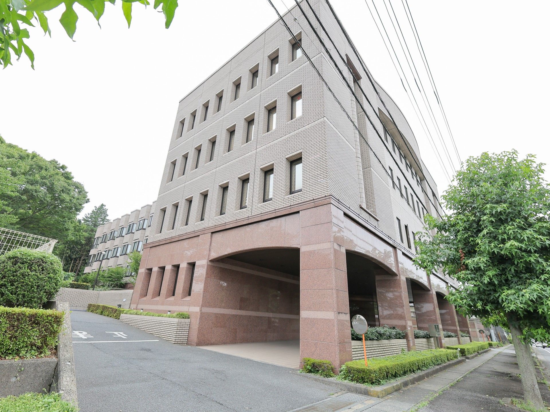 ゆったりとしたエントランスの建物