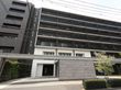 7階建てのコンクリート造りで重厚感のある施設である。黒、白、グレーを配色にシックな印象の外観となっている。
