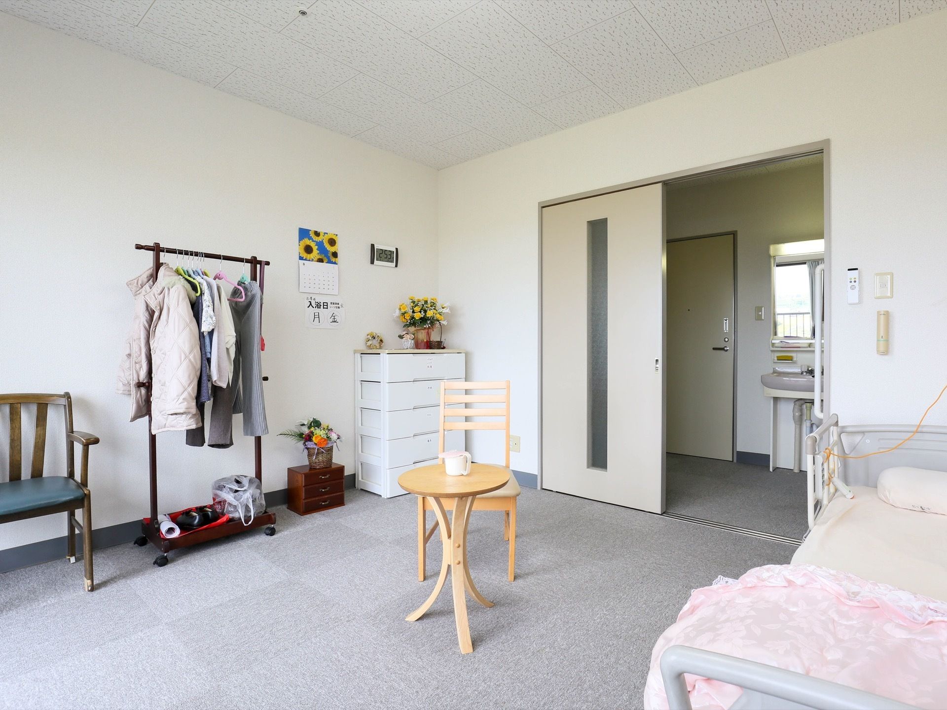 一般的な１Kタイプの間取りの居室。水廻りの設備と寝室部分はドアで区切られており、プライバシーが確保されている。