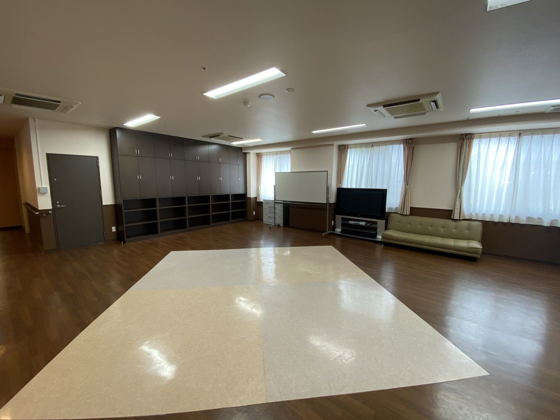 広々とした共有リビング