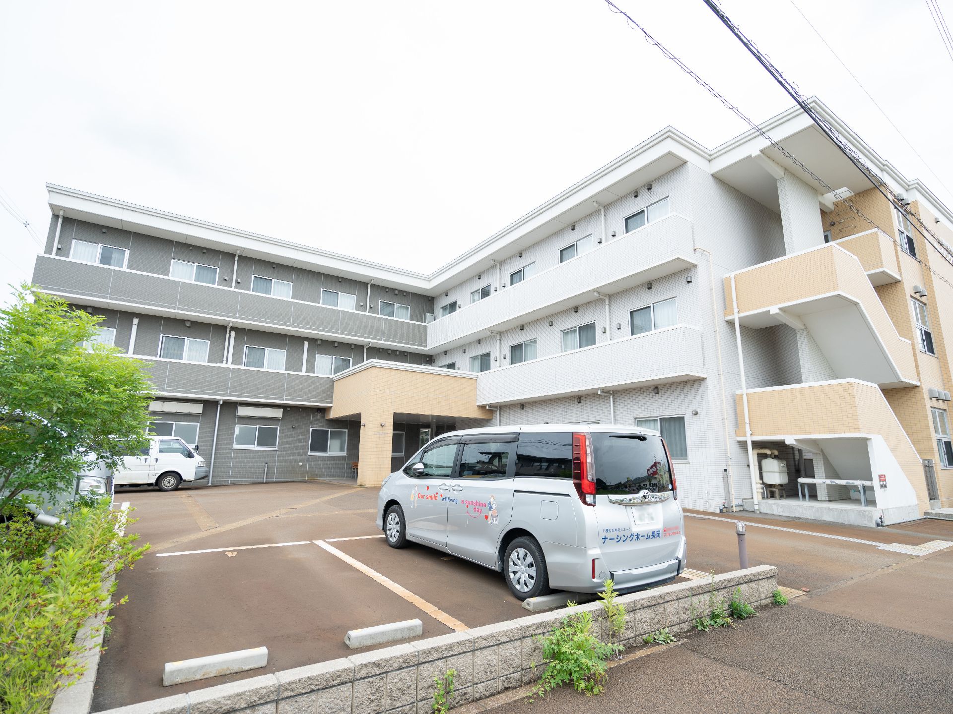 近隣に駐車場のある介護施設の外観