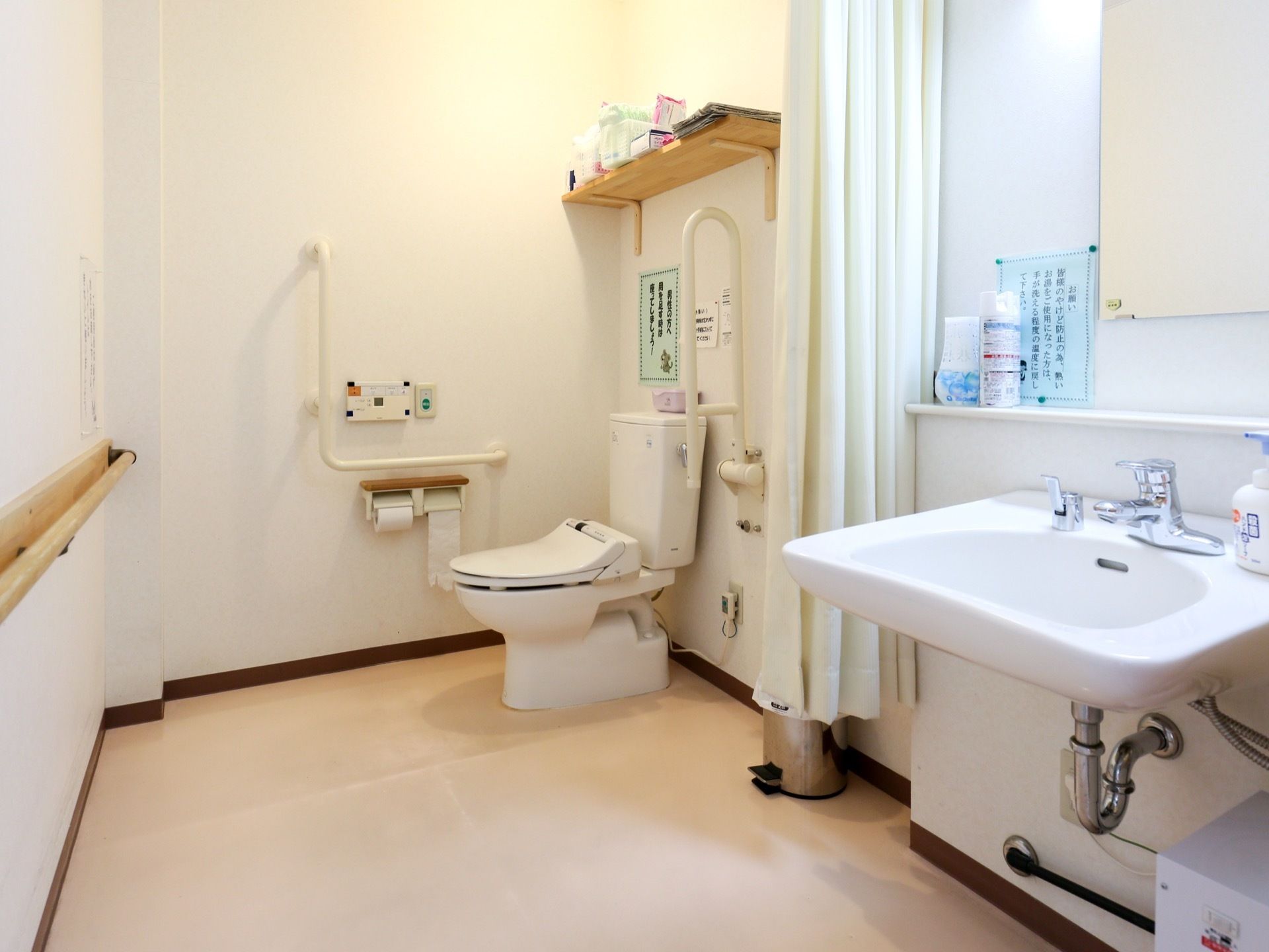 トイレは白い内装で、明るく清潔感がある。奥行きがあり、車椅子をご利用の方が楽に移動できるような造りとなっている。