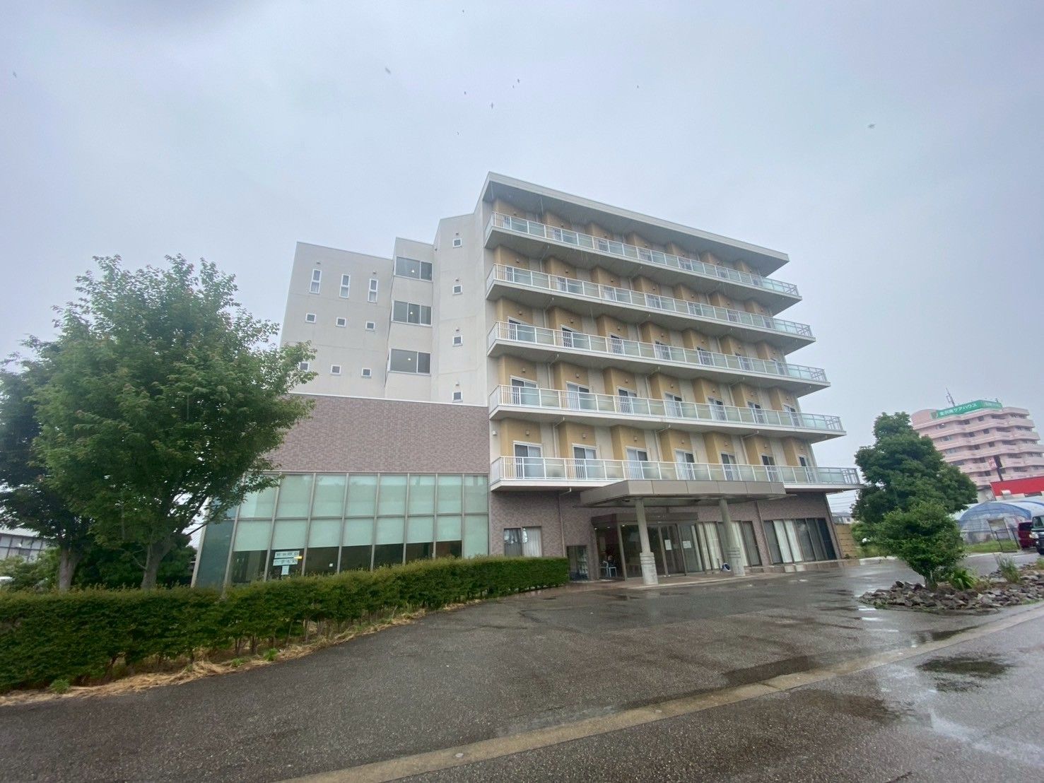 立派な建物の外観