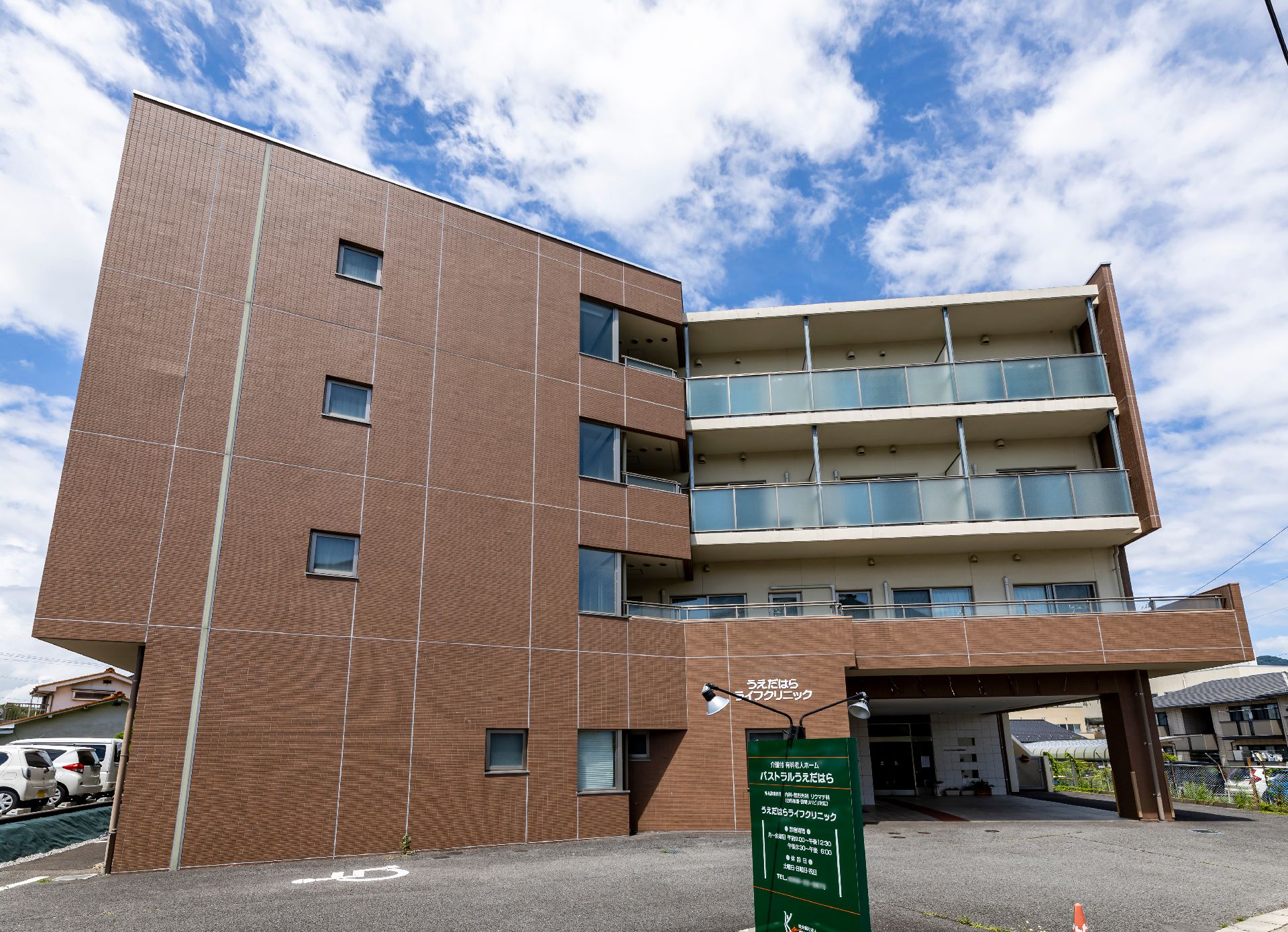 ４階建てで駐車場が近くに立地している介護施設