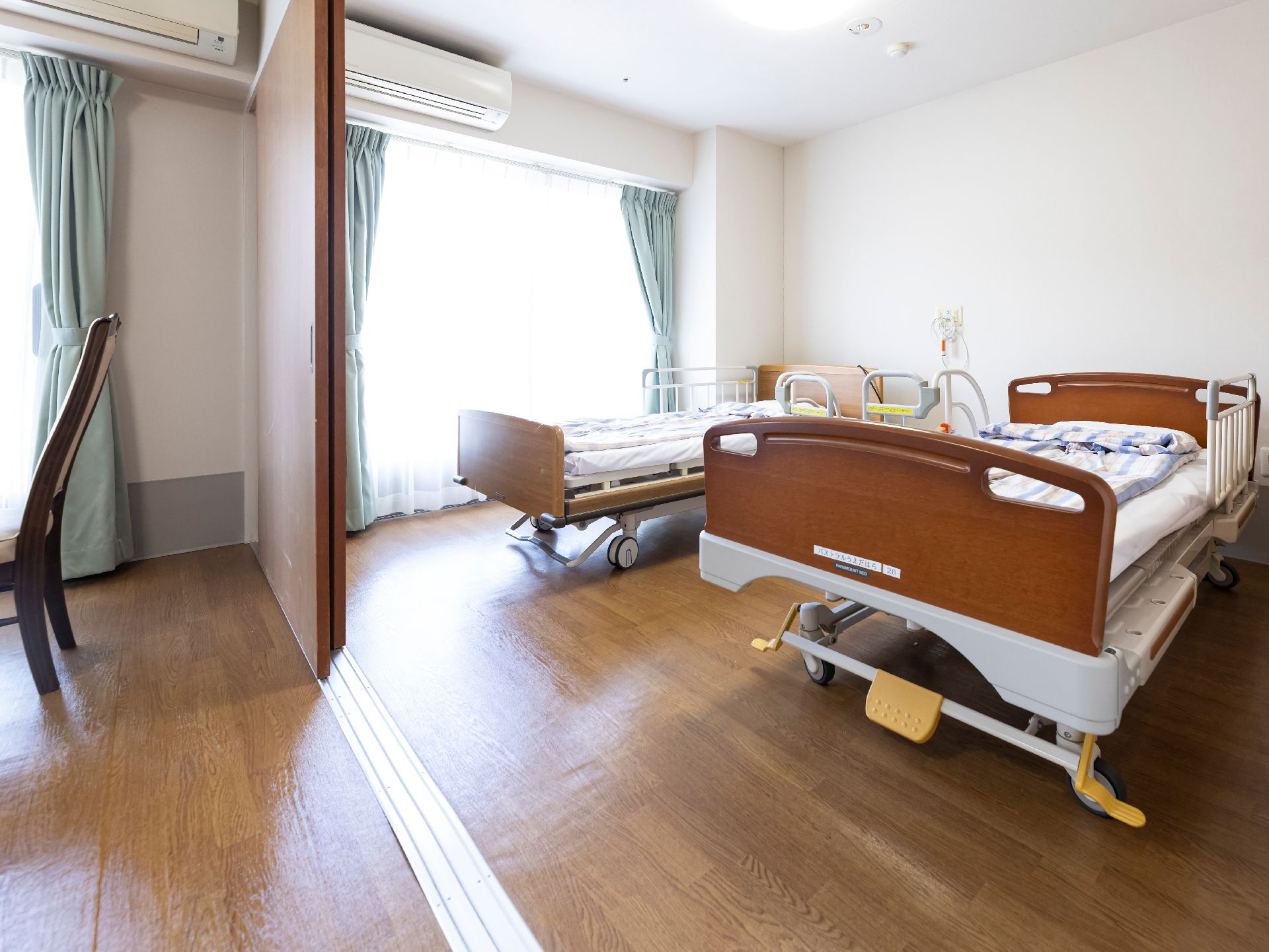日差しがたっぷり降り注ぎ、介護ベッドなどが置かれている居室