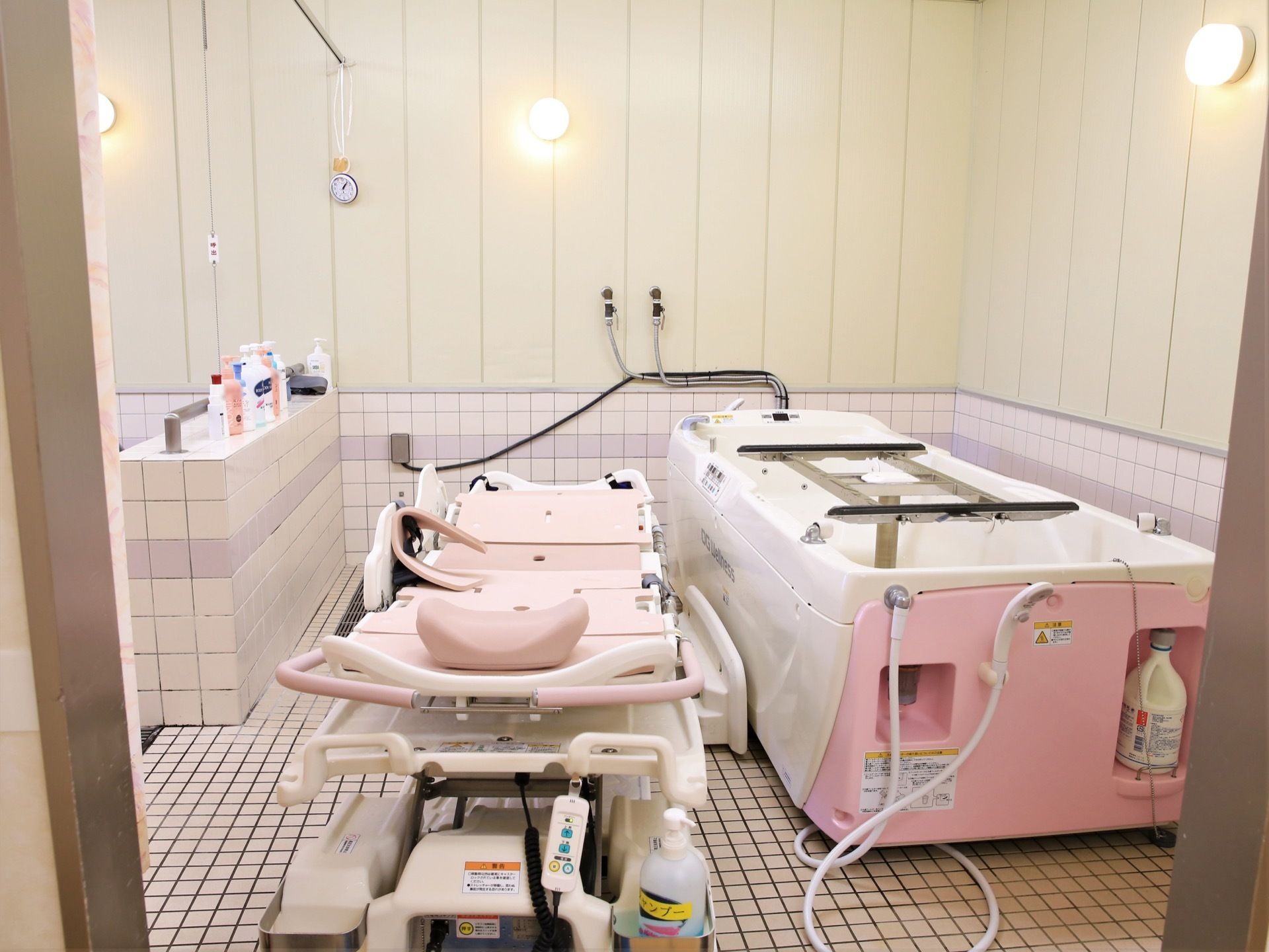 共同浴室の一角に、寝たままの姿勢でお湯につかることのできる介護入浴設備が設置されている。掃除が行き届き、きれいに保たれている。