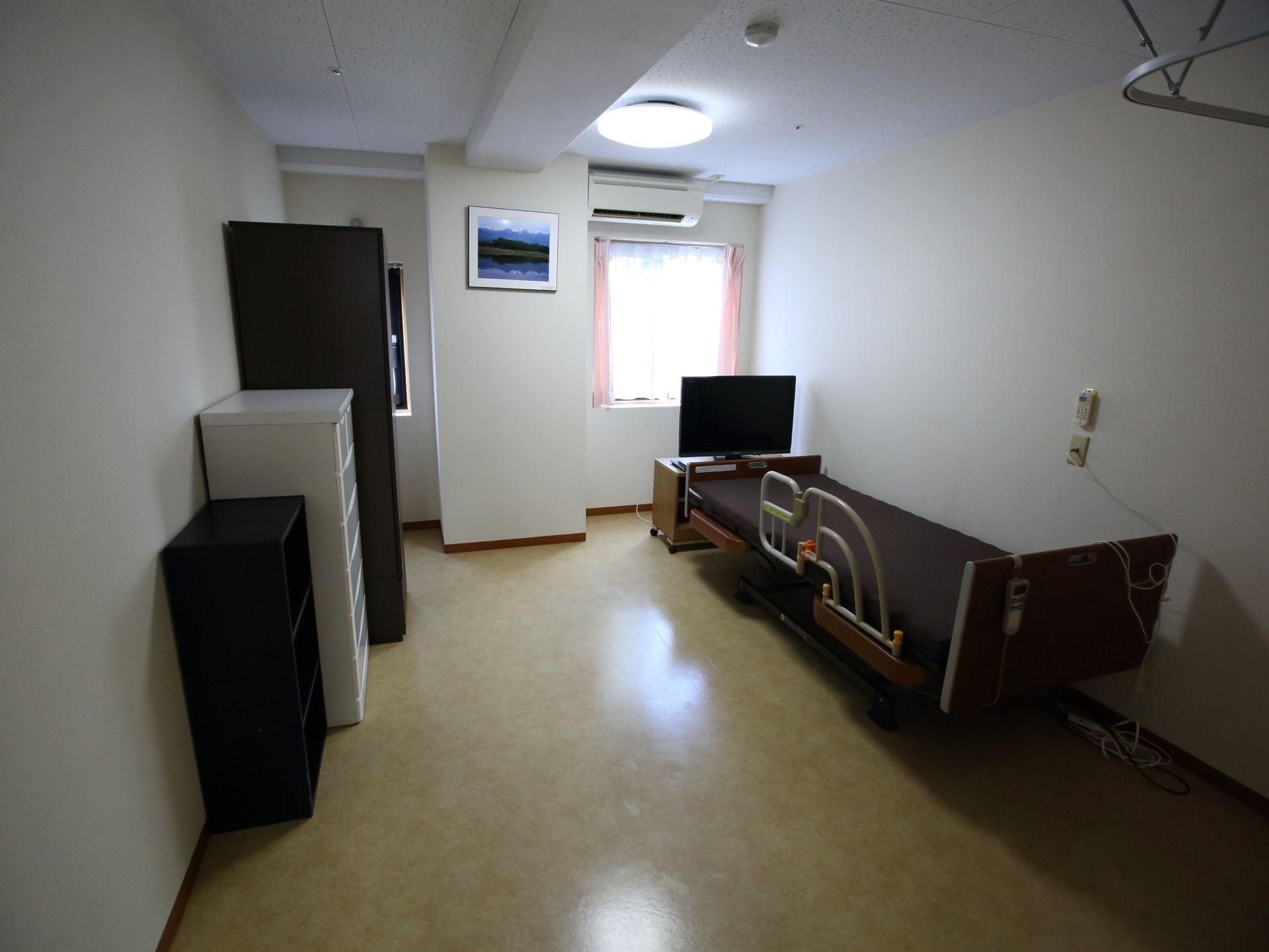 居室は内装や家具をモノトーンでまとめ、落ち着いてすっきりとした印象。入居者様が自身で部屋をアレンジすることができる。