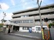 施設は閑静な住宅街に立地している。高い建物がなく、日当たりが良い。敷地内に駐車スペースが多数設置されている。