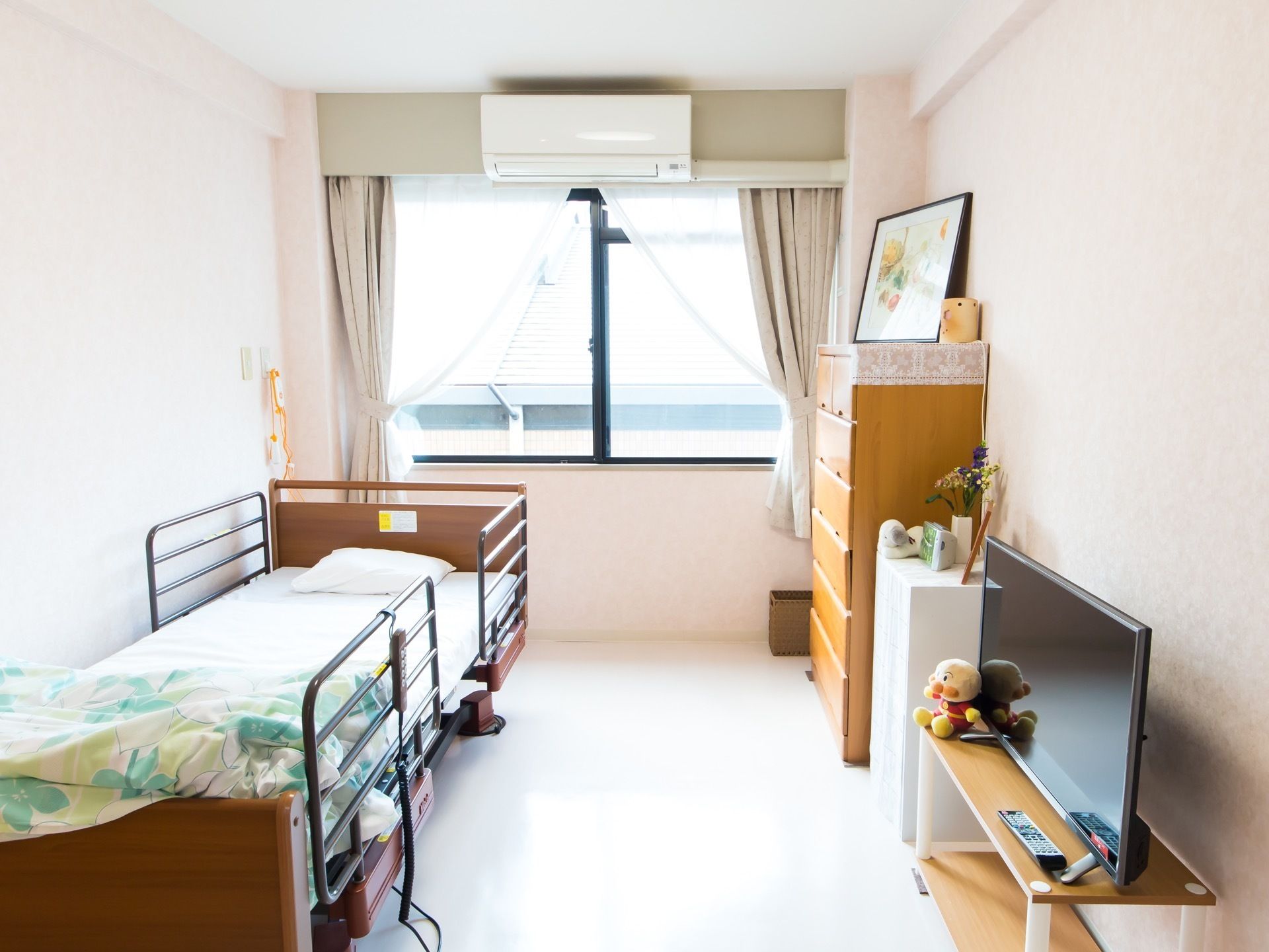壁に寄せて家具を配置し、居室の中央は通路として広く空けられている。車椅子を使う方も簡単に移動できる。