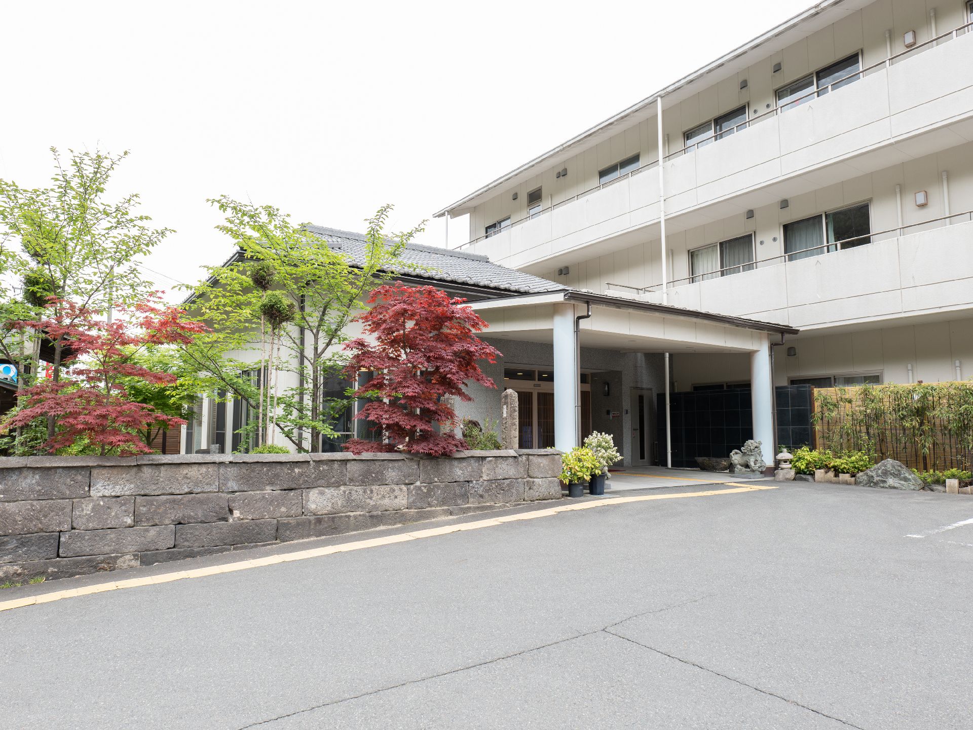 全室個室の３階建ての施設
