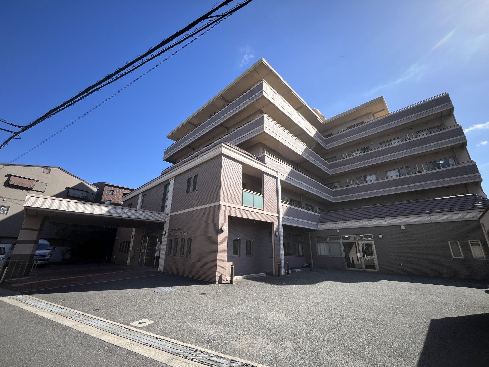 青空の下の建物外観