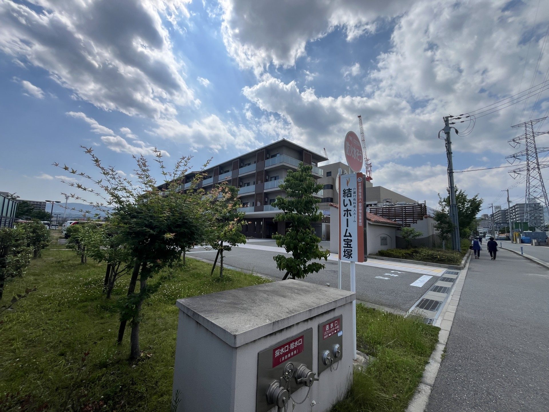 青空の下の建物