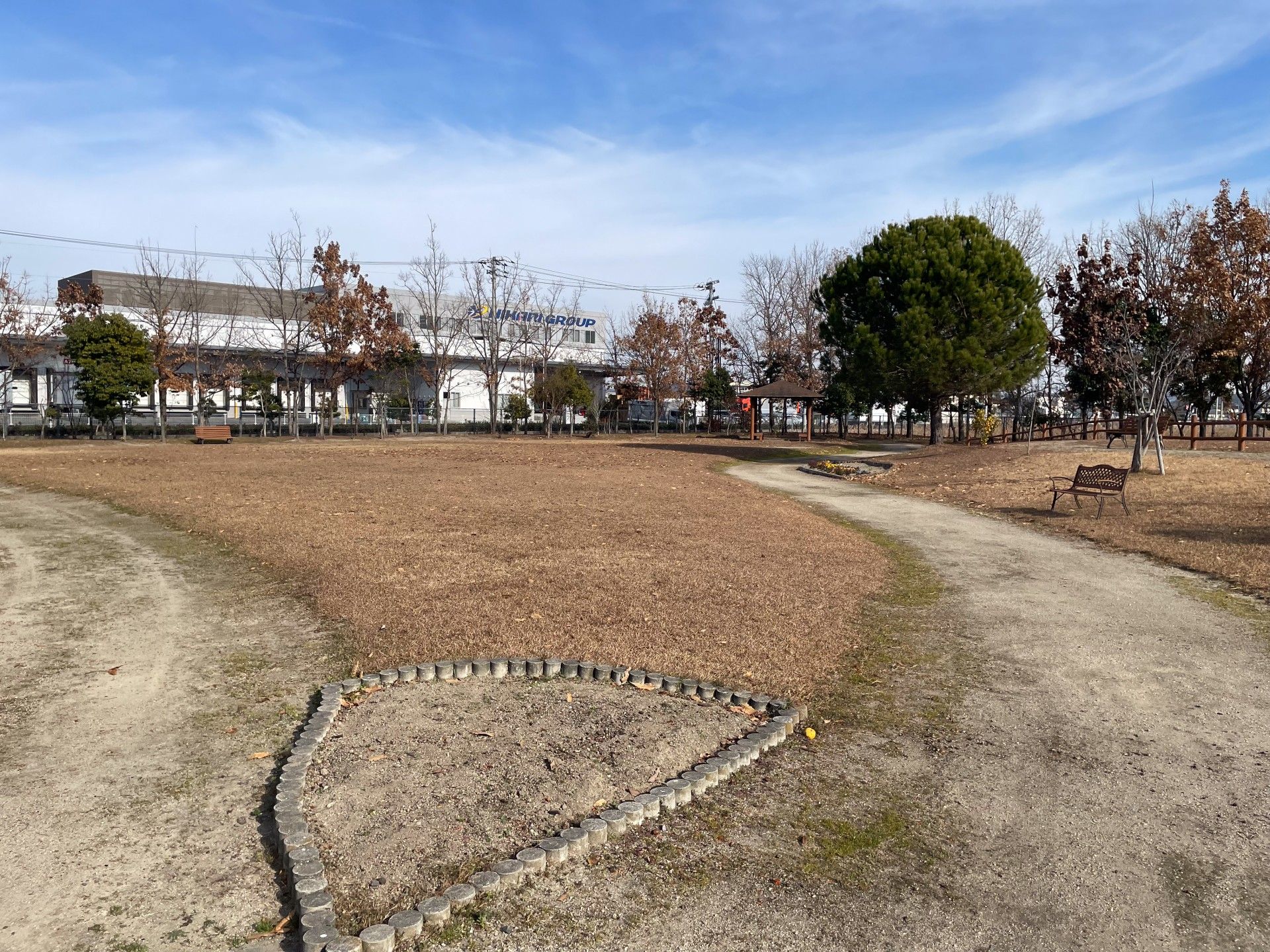 広場の小道とベンチ