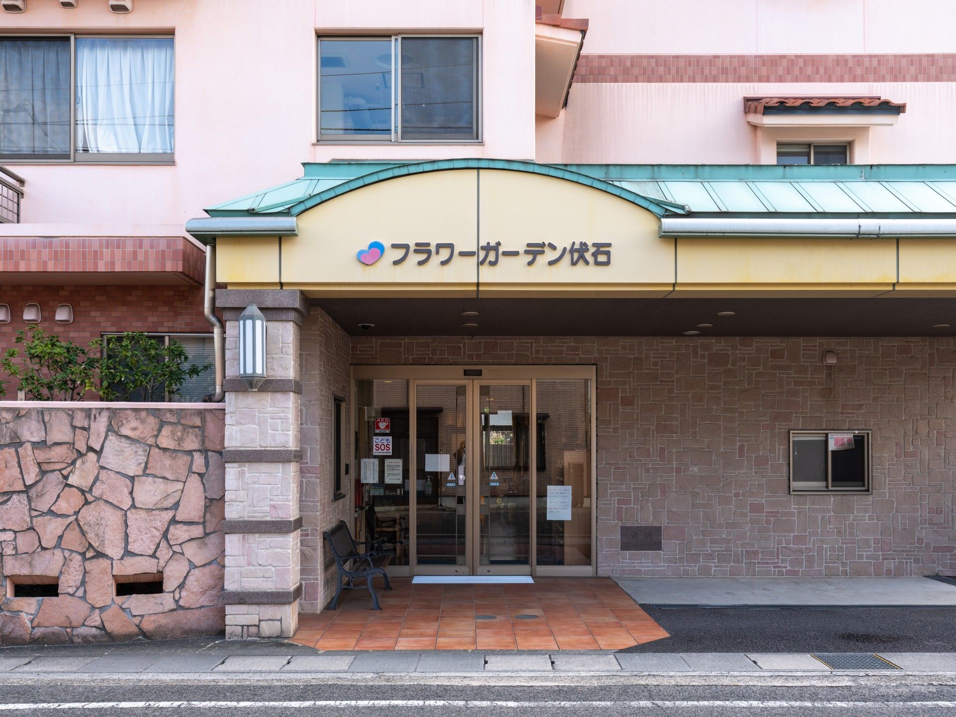 明るいエントランスの施設