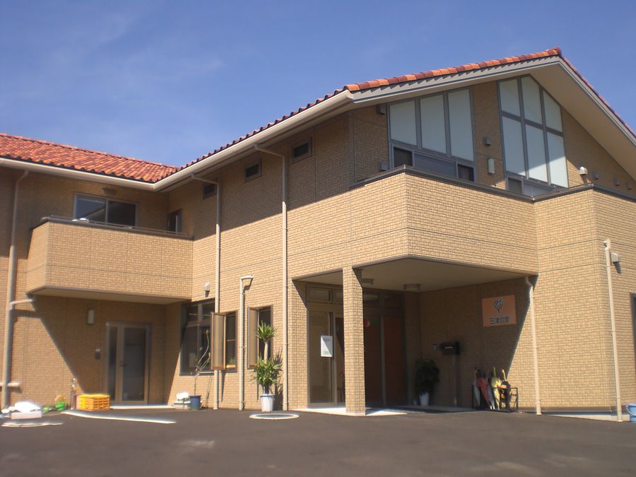 日差しが差し込む建物外観