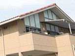 日差しが差し込む建物