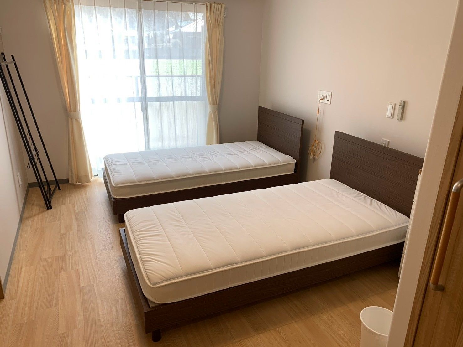 二つのベッドが並ぶ部屋
