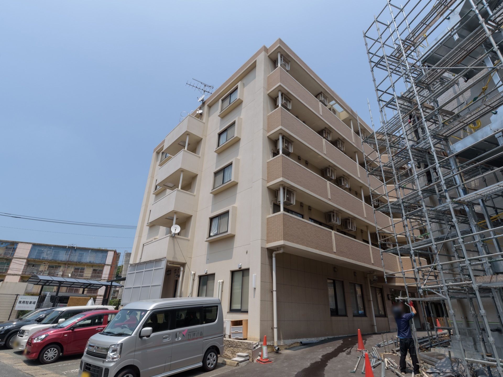 施設は５階建てで、ベージュ色の外観で温かみのある建物である。それぞれの居室にベランダがある。建物の周囲に駐車可能である。