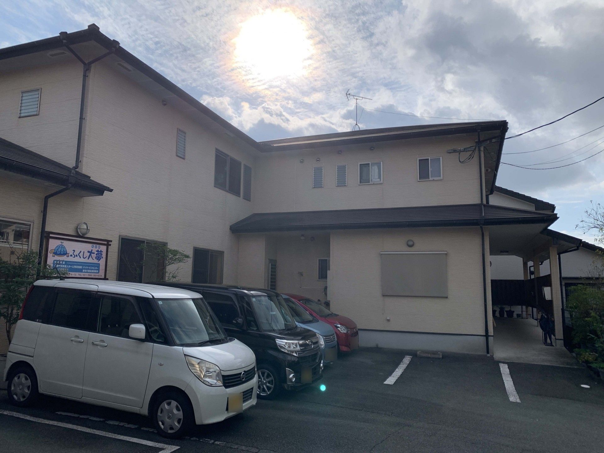 建物外観と駐車場