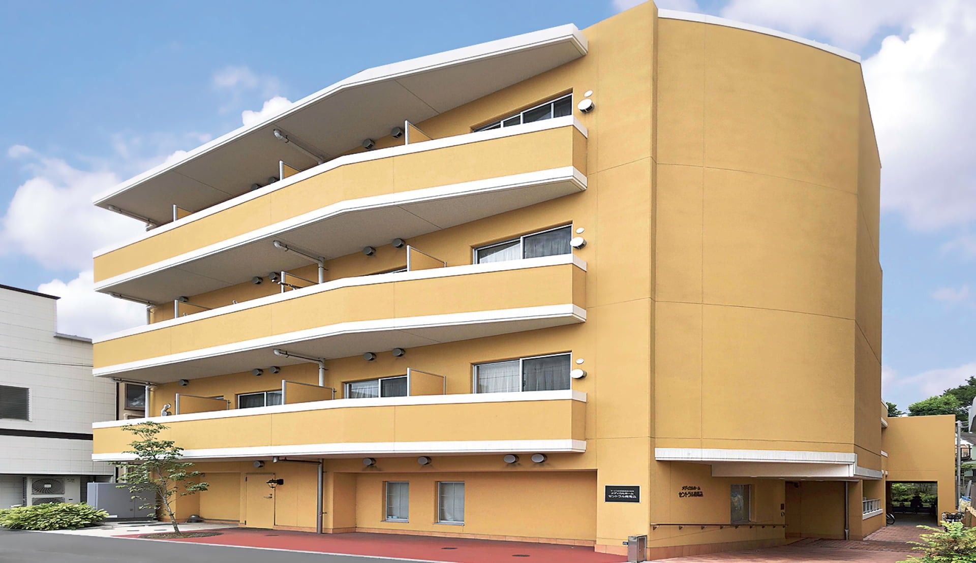 黄色い建物の外観