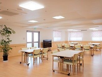 四人掛けのテーブルと椅子が複数組並べられているメインホールの様子