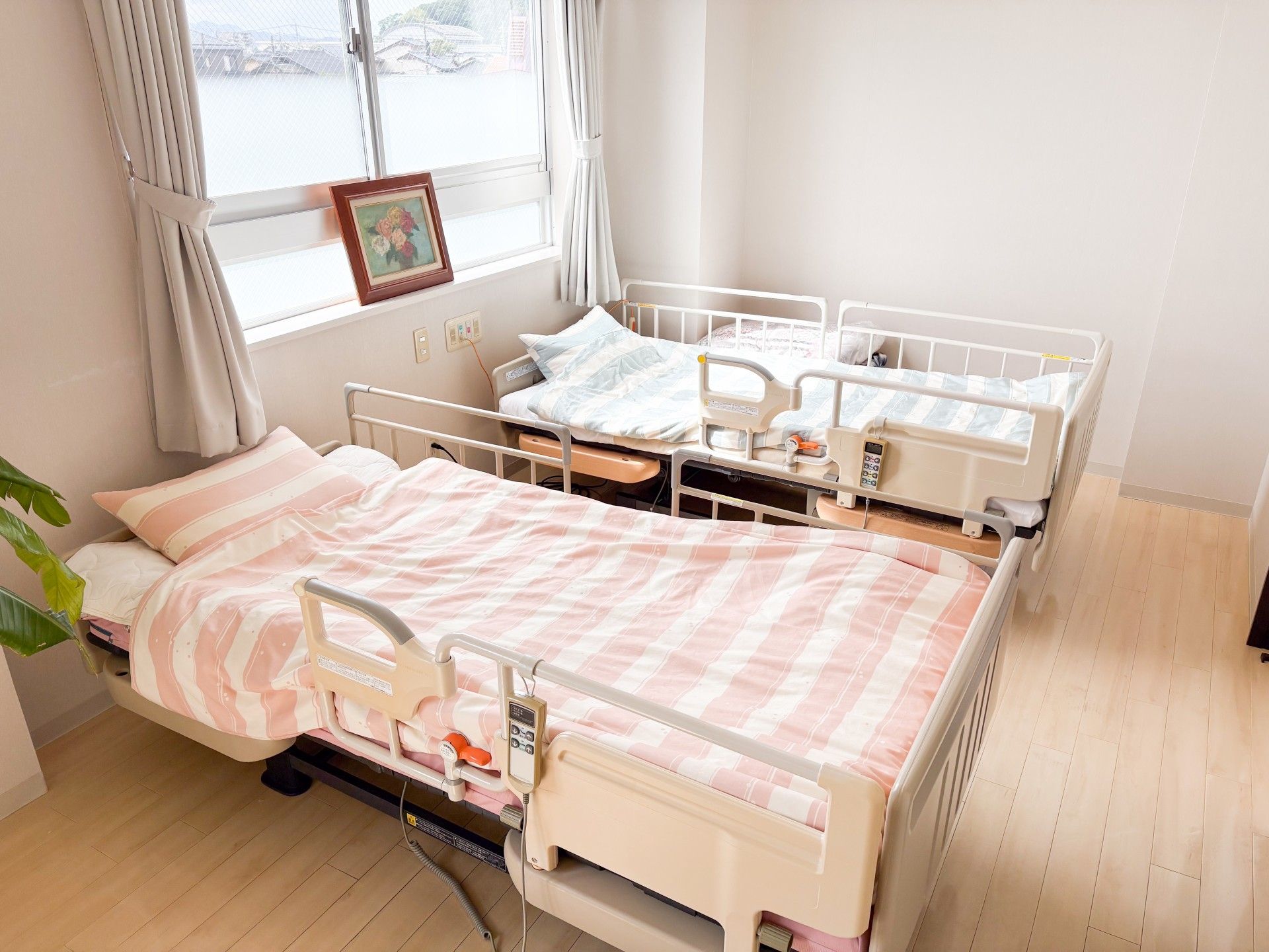 明るい二人部屋の寝室