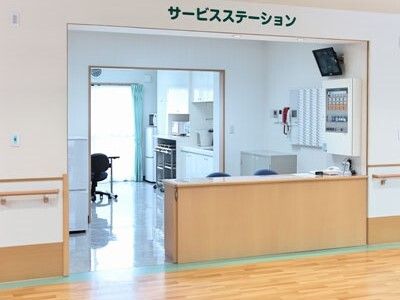 サービスステーションと書かれた場所にはカウンターがあり、ステーション内には各種ボタンなどが設置されたスペースがある。