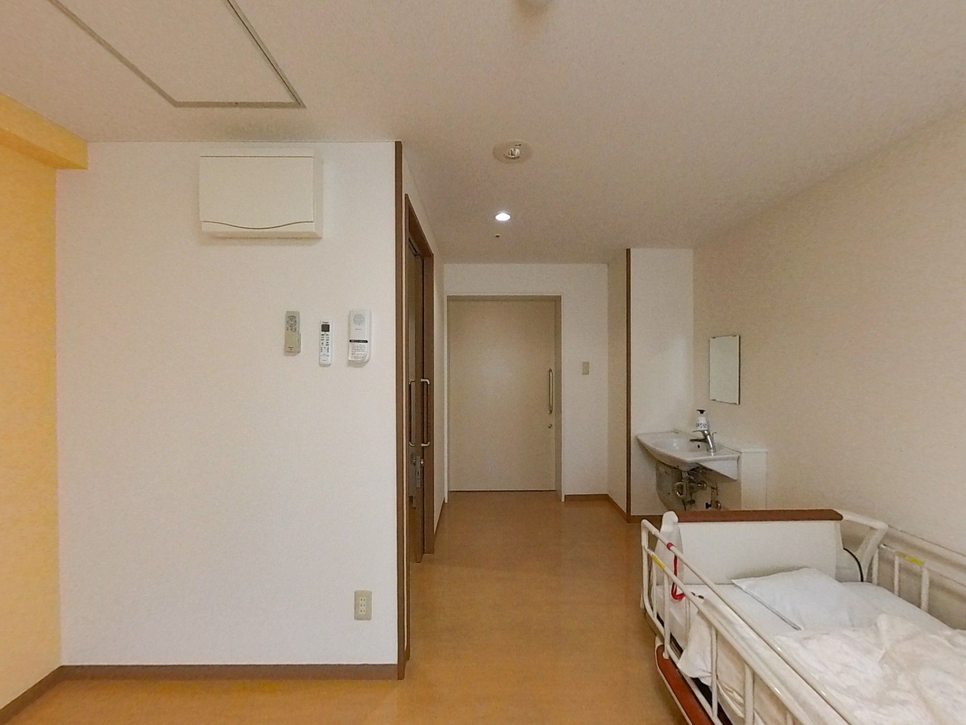 居室の一角とベッド