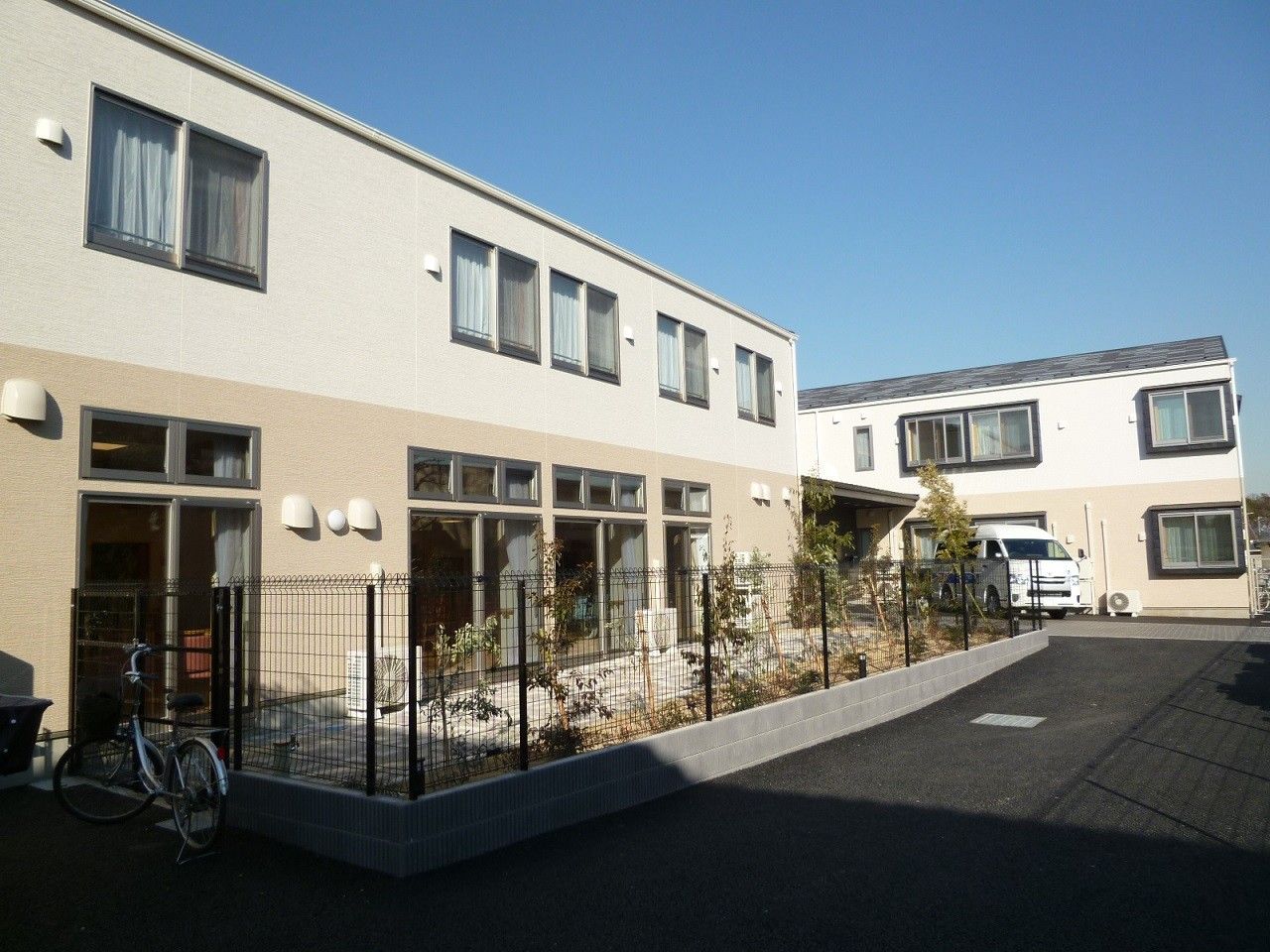 明るい外観の施設