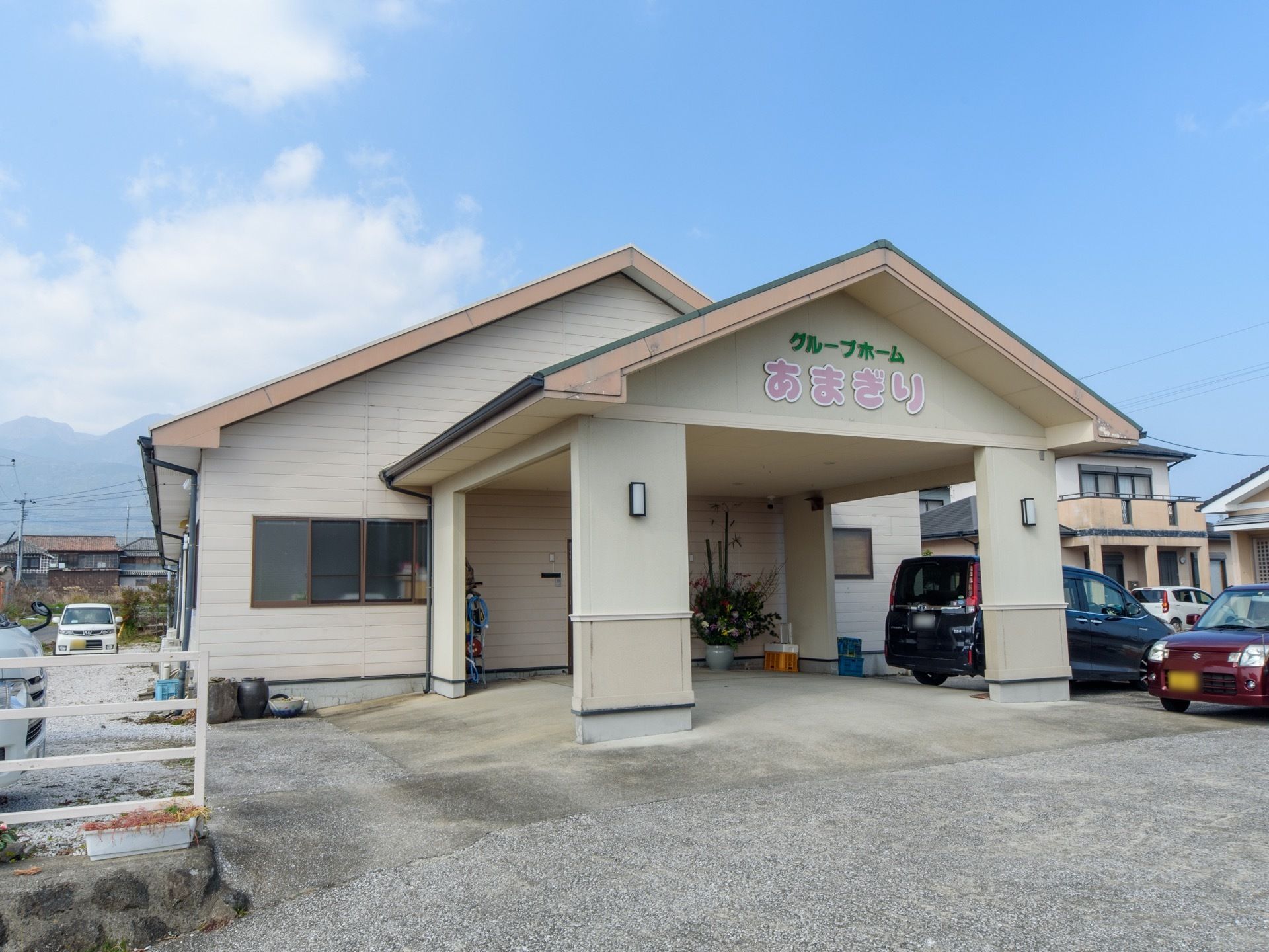 1階建ての家庭的な雰囲気のある建物である。エントランスに大きな張り出し屋根があり、日よけ、雨よけとなる。