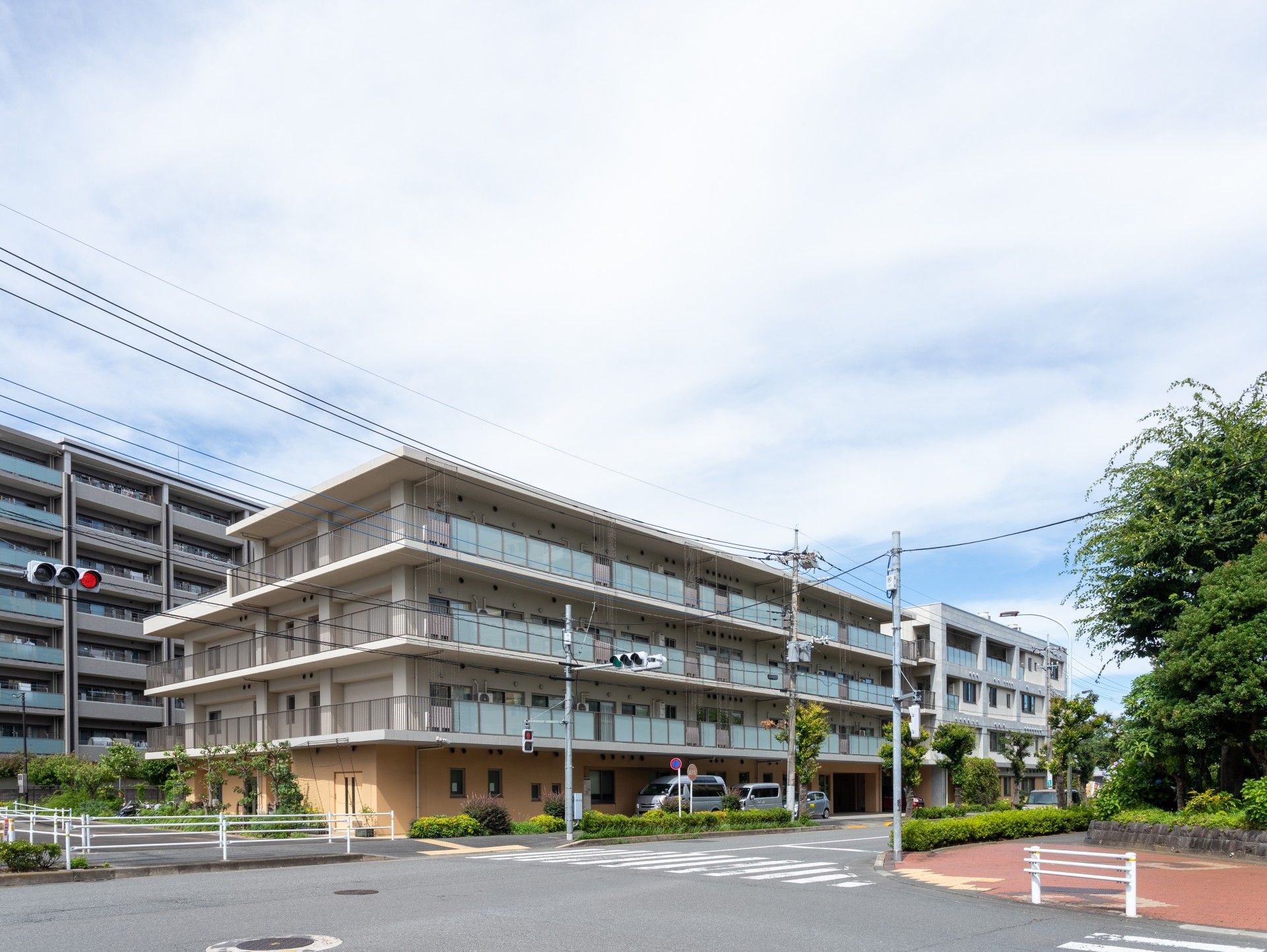 交差点に面した建物外観