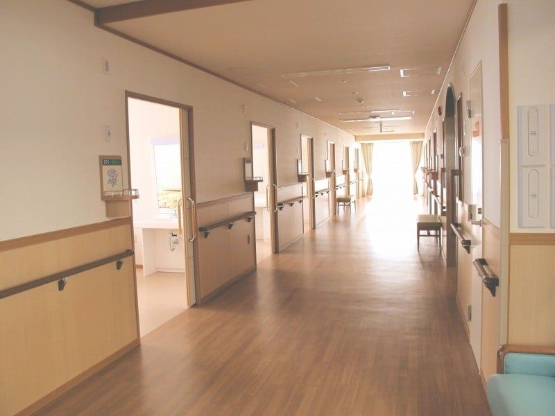 明るく広々とした廊下