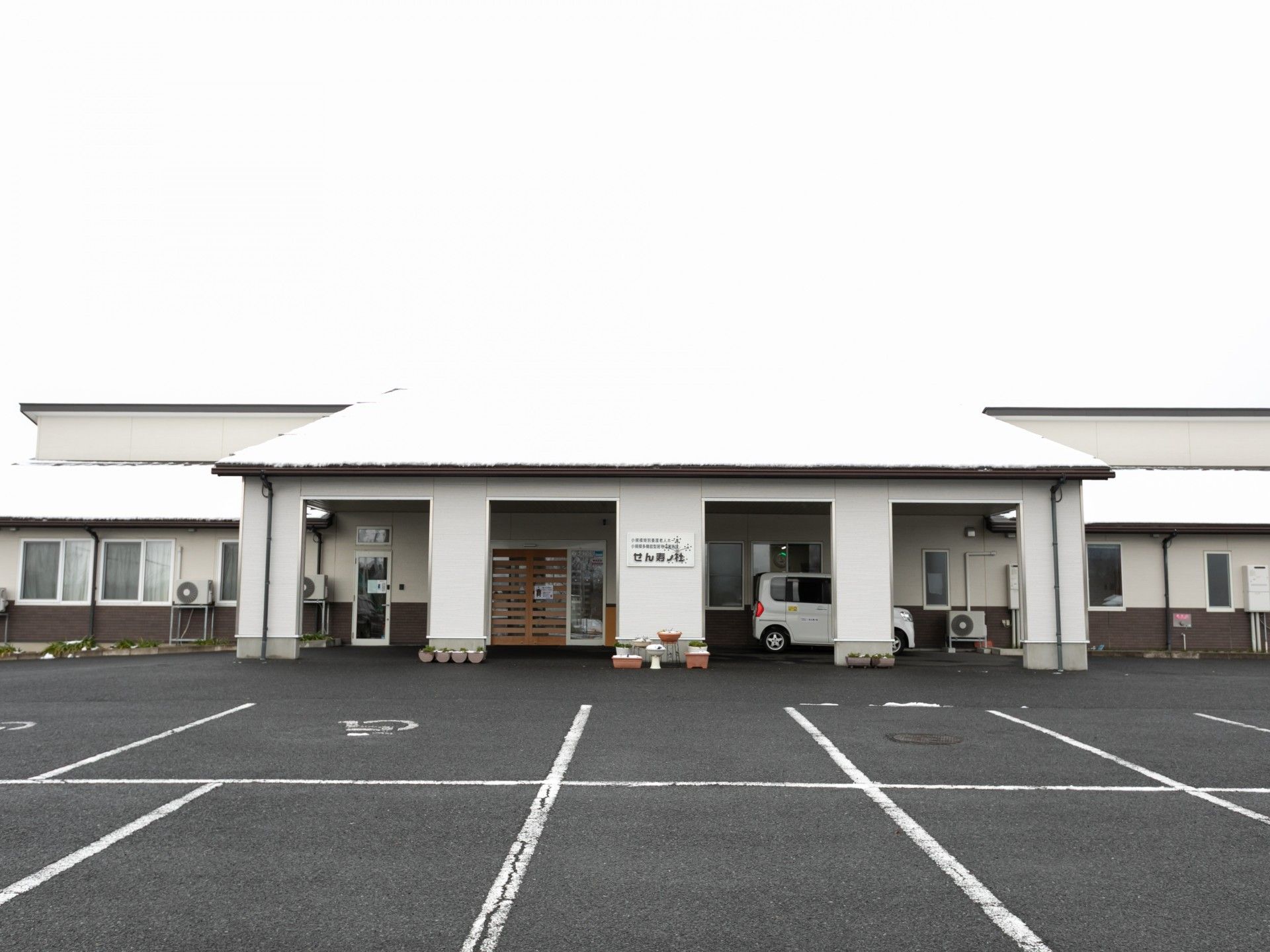 駐車場のある建物外観
