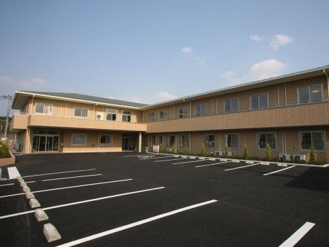 「あずみ苑 グランデ矢板」の外観。広々とした駐車場が特徴的な2階建ての施設。