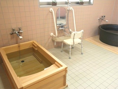 「あずみ苑 グランデ矢板」の浴室。浴槽は、檜と甕がある。