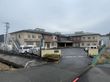 広い駐車場のある建物