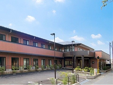 あずみ苑 グランデ柳沢の外観。玄関前は車が数台置ける広いスペースを完備している。