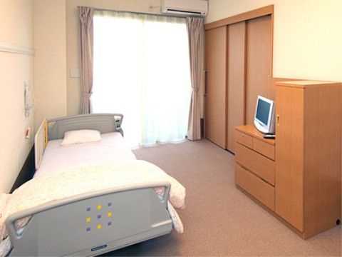 あずみ苑 グランデ宇都宮の居室。介護用ベッドやエアコン、収納などを完備している。