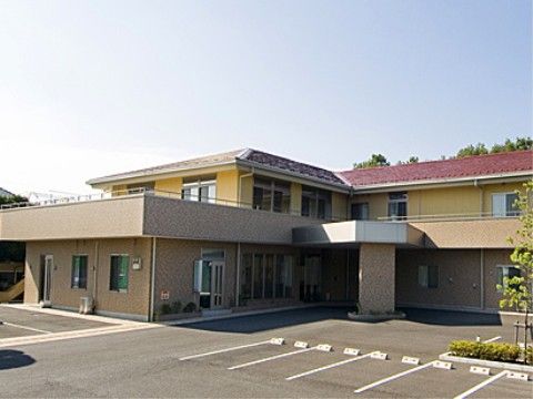 「あずみ苑 グランデ花咲の丘」の外観。一軒家のようなデザイン。