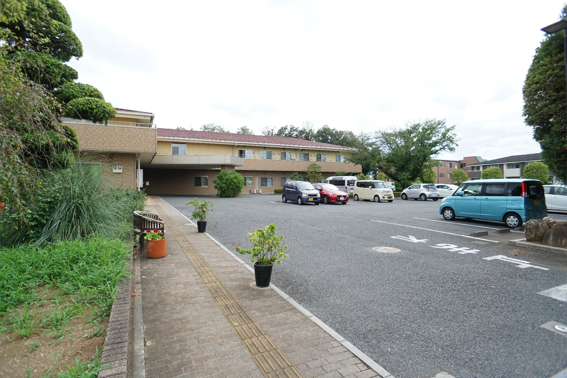 大きな駐車場スペースがある外観