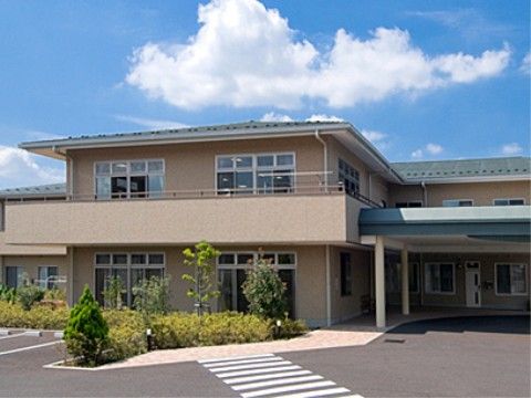 「あずみ苑 グランデ三咲」の外観。広い敷地と一軒家のような見た目。