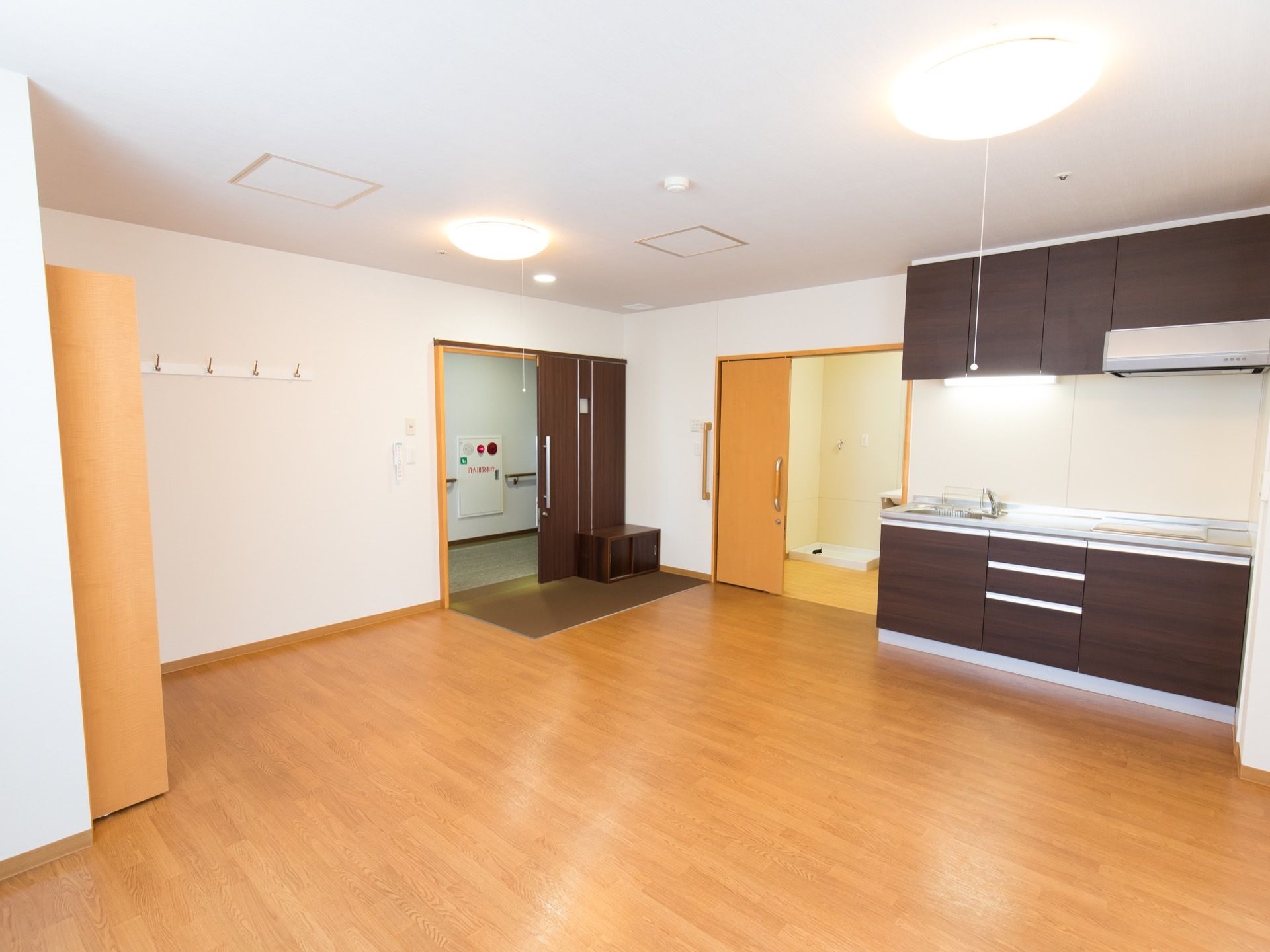 キッチンが備え付けられているタイプの居室。広い部屋なので2名での入居も可能だ。扉は全て引き戸になっている。