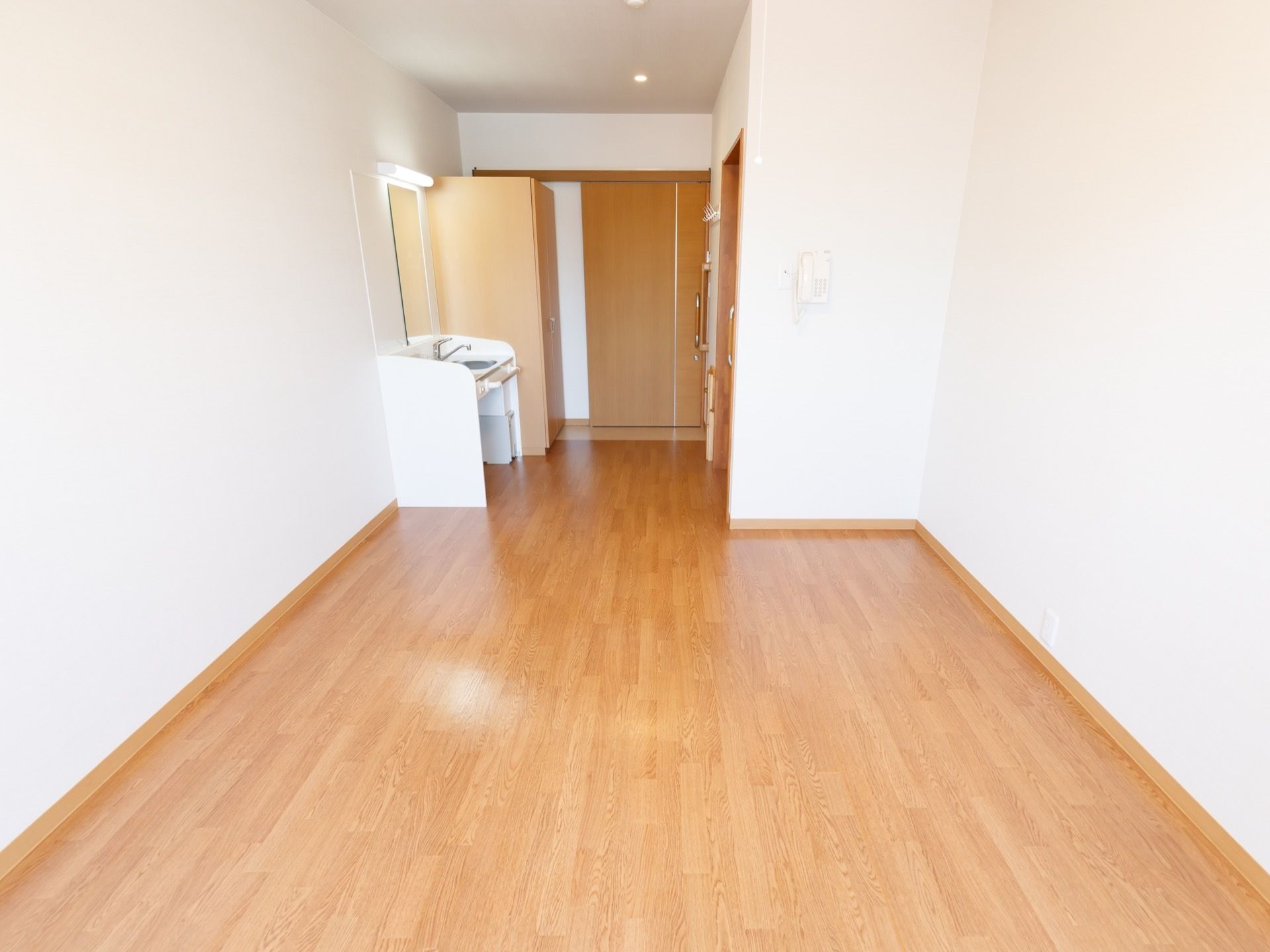 収納用のクローゼットがあり、片付けやすい部屋である。引き戸や広い通路にすることで、車椅子でもストレスなく生活することができる。
