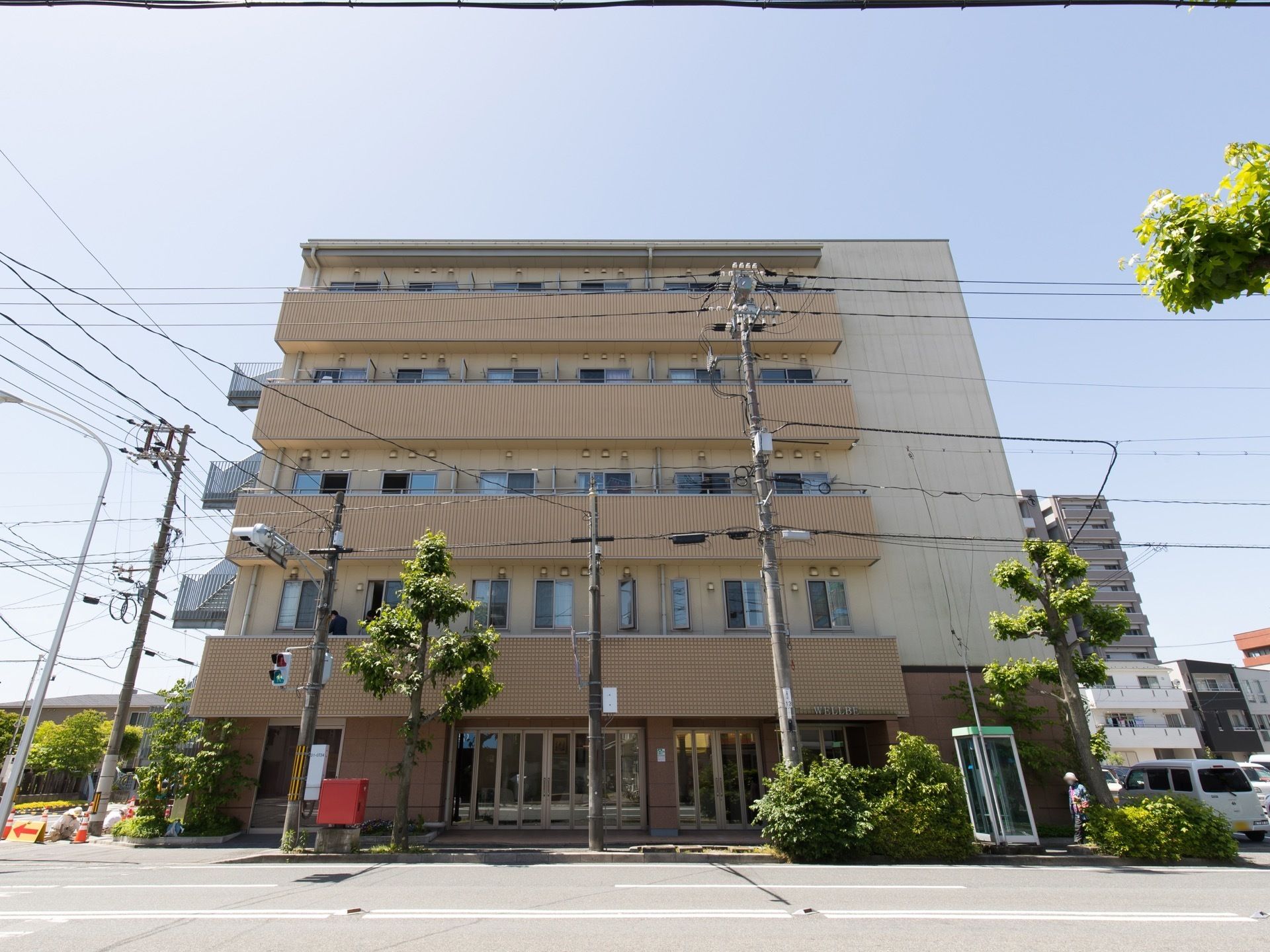 一般的なマンションのような佇まいである。非常階段を備え、万一の災害時の避難経路を確保し、安心して生活できる環境を整ている。