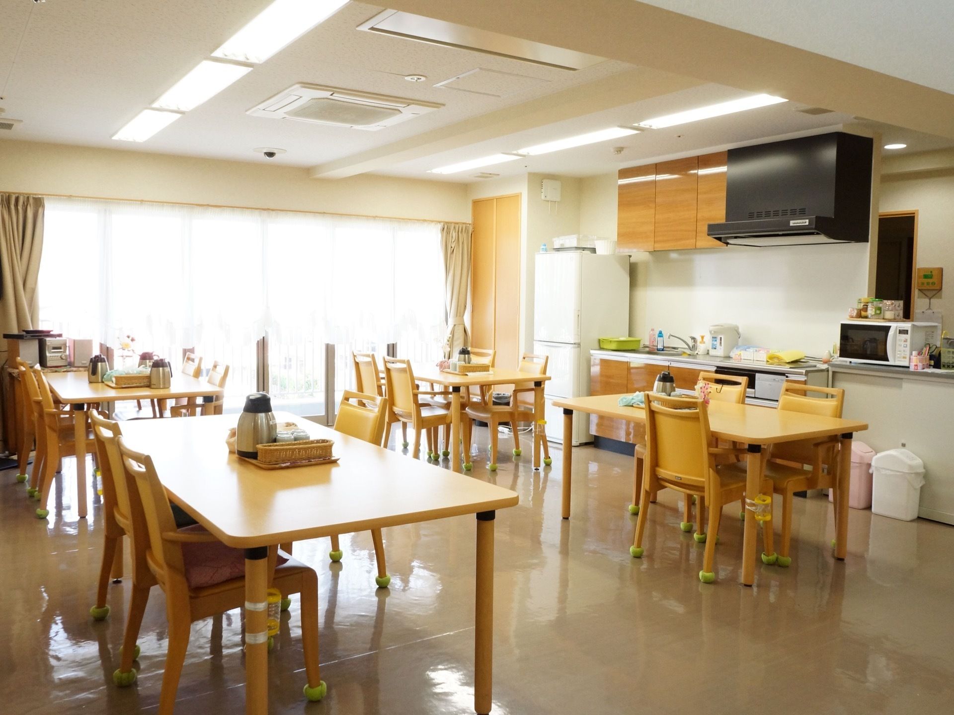 食堂には４人用のテーブルセット、キッチン、冷蔵庫、収納棚が備わっている。エアコンが完備されており、年中快適に過ごせる。