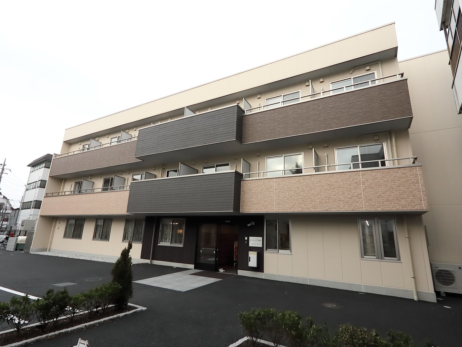３階建てのモダンな雰囲気のある建物である。各居室にはバルコニーが完備され、周辺はバリアフリー仕様である。